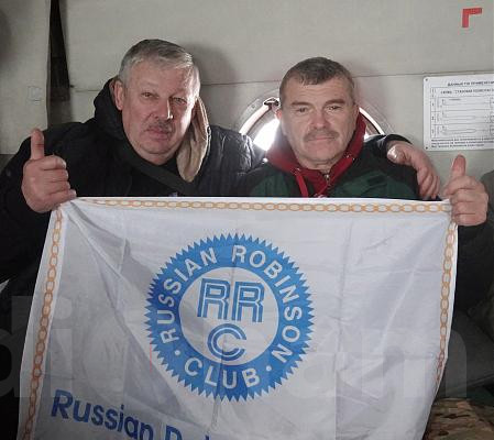 На фото: Михаил Лисин RA1ALA, начальник “Чукотгидромета” Дмитрий Козелов, Валерий Нестеров RA9J Источник: QRZ.RU https://www.qrz.ru/news/17796.html Изображение