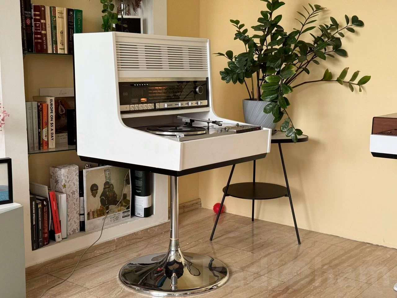 Rosita Stereo Commander среди модного интерьера Rosita Stereo Commander в солидном интерьере
