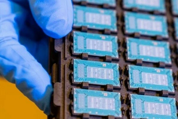 AMD может обойти и Samsung, и Intel, первой выпустив частично стеклянные процессоры. Компания уже тестирует стеклянные подложки AMD может обойти и Samsung, и Intel, первой выпустив частично стеклянные процессоры. Компания уже тестирует стеклянные подложки