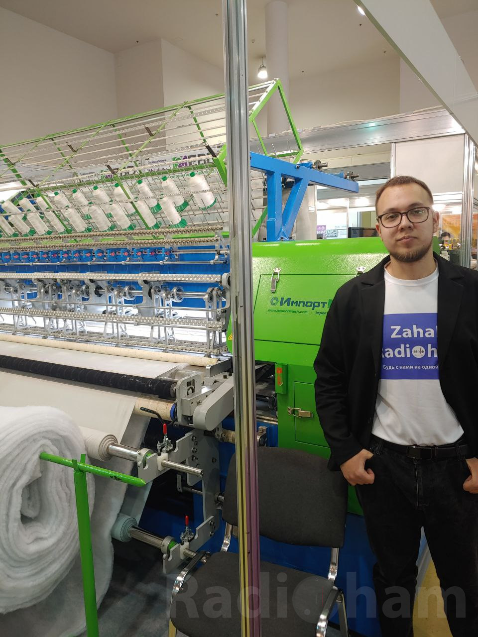 Представитель проекта Radioham ru рядом с стегальной машиной Image